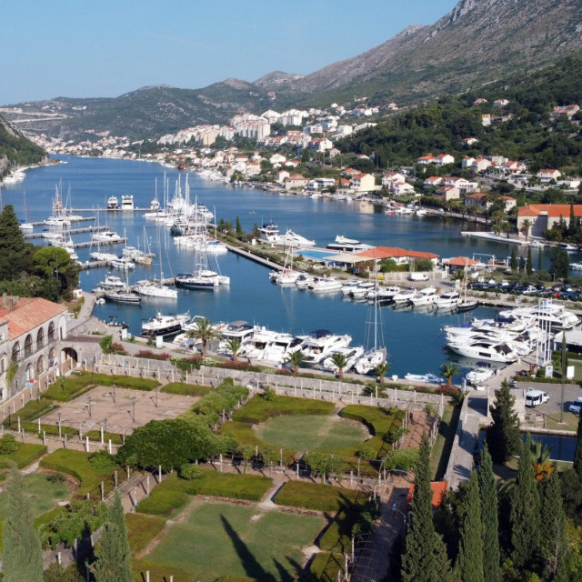 Zahvaćena je cijela ACI marini Dubrovnik u Komolcu i radi se na lokaliziranju onečišćenja