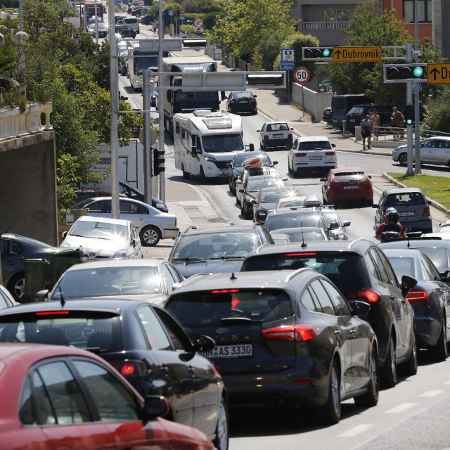 Makarska, 140821.&lt;br /&gt;
Guzve u prometu na Jadranskoj magistrali kod Makarske koje se reflektiraju i na otezan promet u samom gradu.&lt;br /&gt;
Na fotografiji: Prometna guzva u Makarskoj.&lt;br /&gt;