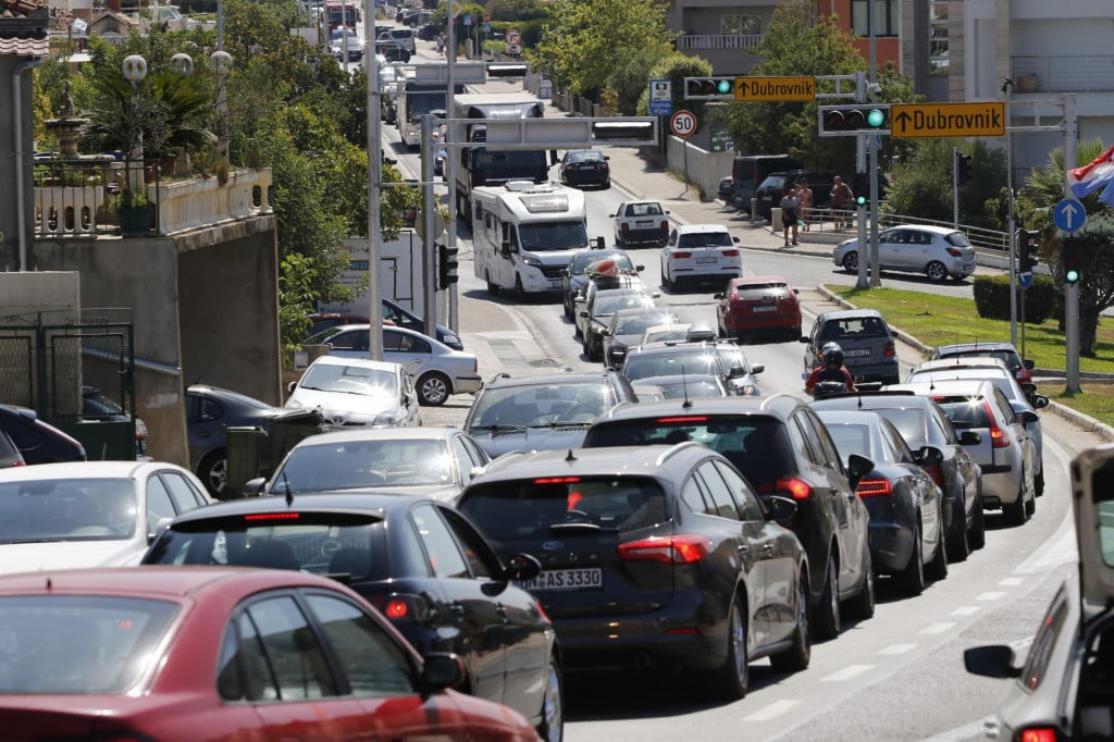 Makarska, 140821.&lt;br /&gt;
Guzve u prometu na Jadranskoj magistrali kod Makarske koje se reflektiraju i na otezan promet u samom gradu.&lt;br /&gt;
Na fotografiji: Prometna guzva u Makarskoj.&lt;br /&gt;