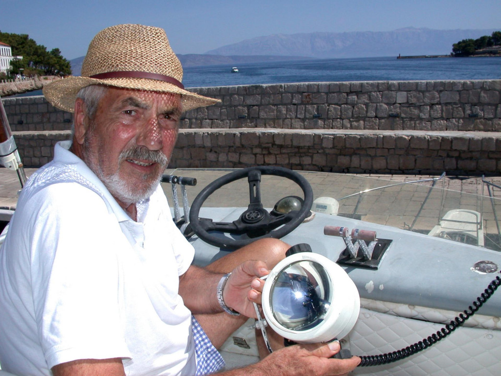 Kapetan Niko Gamulin s odvaljenim reflektorom na svom brodu kojega veže na jelšanskoj Pumpureli