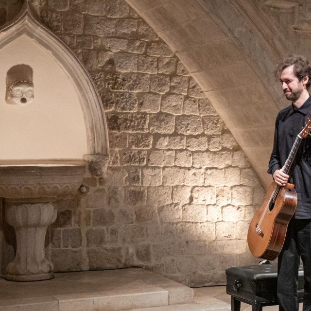 Virtuoz na gitari Petrit Çeku održao je recital u atriju Kneževa dvora