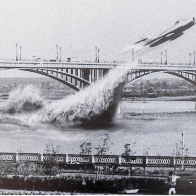 Legendarna fotografija nedvojbeno je fotomontaža, napravljena za potrebe Muzeja Novosibirska&lt;br /&gt;
&lt;br /&gt;
 