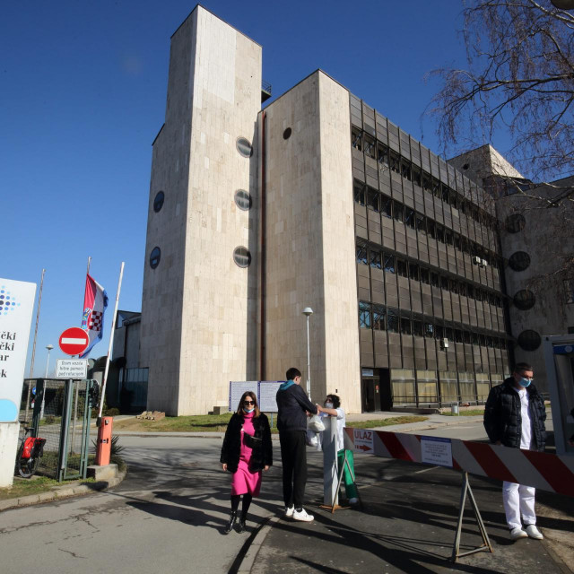 Uprava KBC-a Osijek ne smatra dopis vrstom pritiska na one koji se nisu cijepili nego obvezom da informiraju zaposlenike o  posljedicama eventualnih tužbi