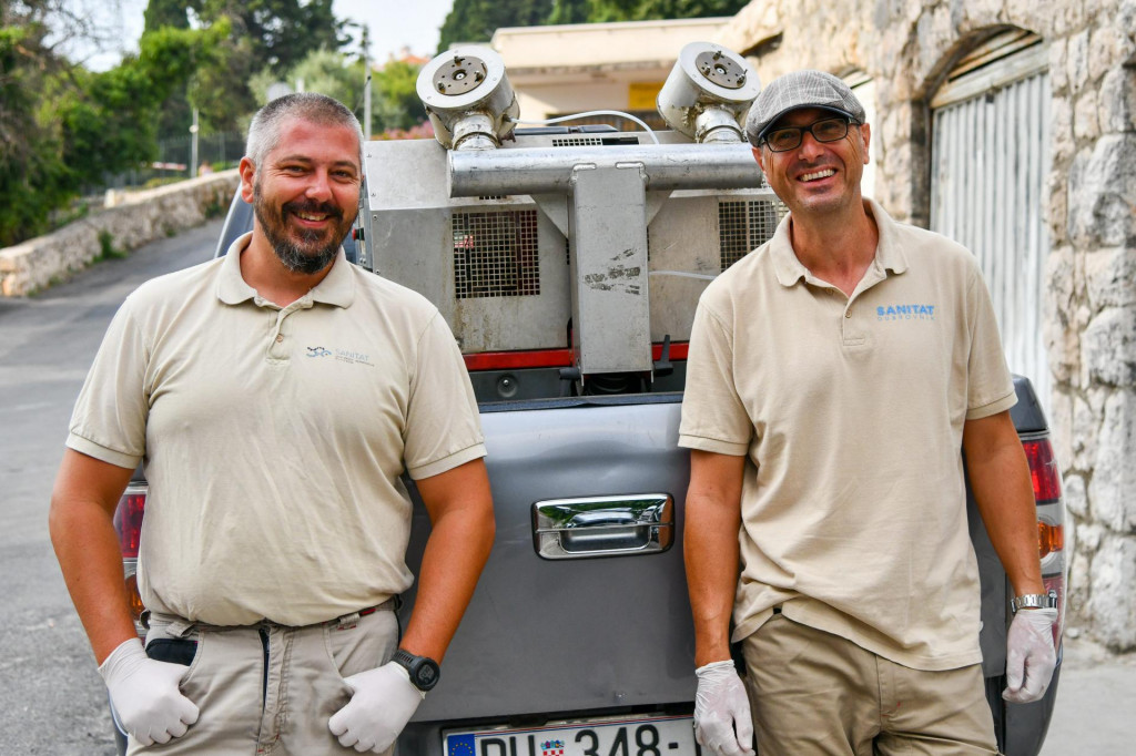 Boris Bašić i Orsat Brajčić ispred vozila s kojim rade adulticidnu obradu komaraca