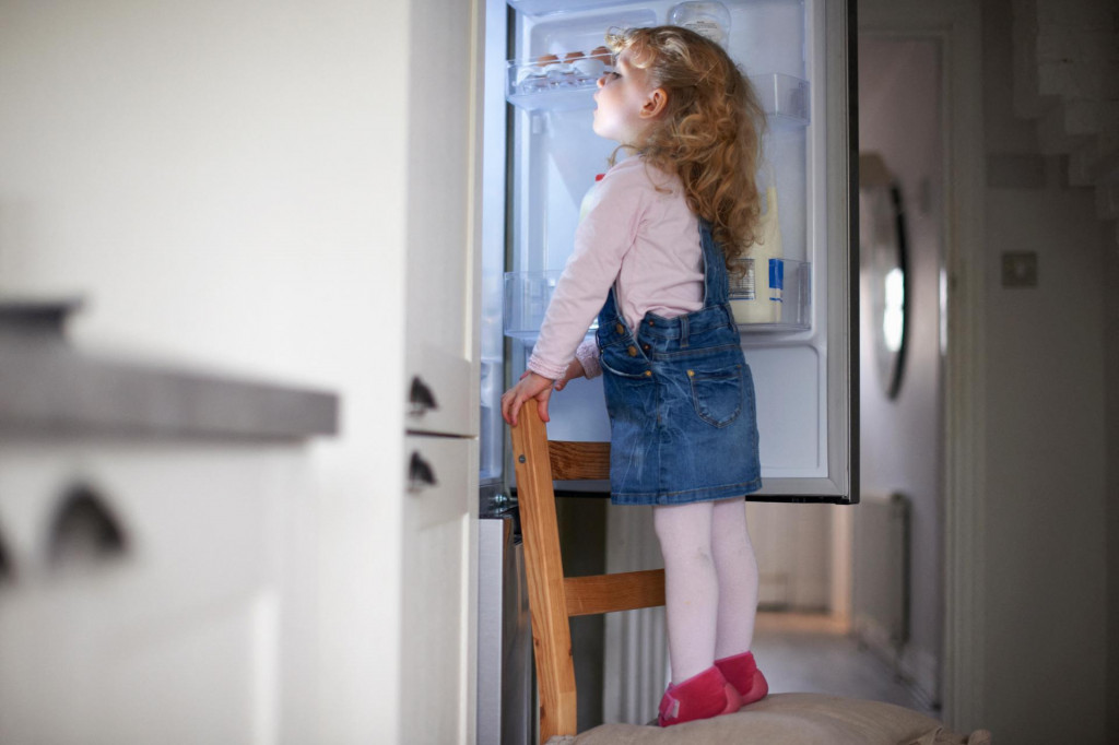 Djeca rado u frižider gledaju dugo i opušteno, kao u izlog trgovine
