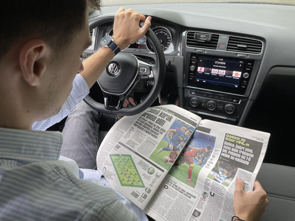 Smiju li se čitati novine tijekom vožnje automobila?