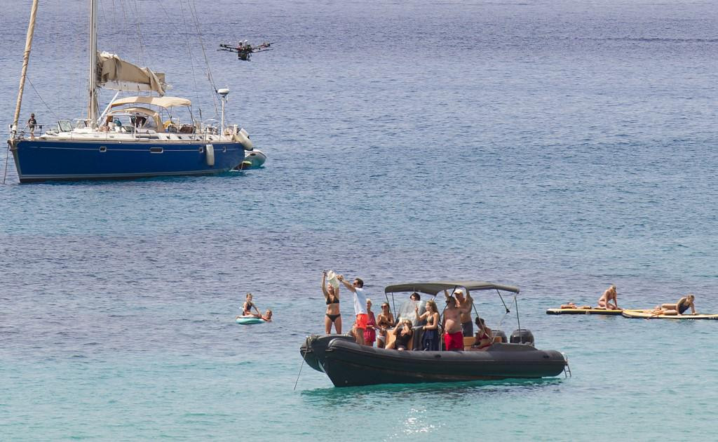 Dok se turisti kupaju stiže im hrana dronovima