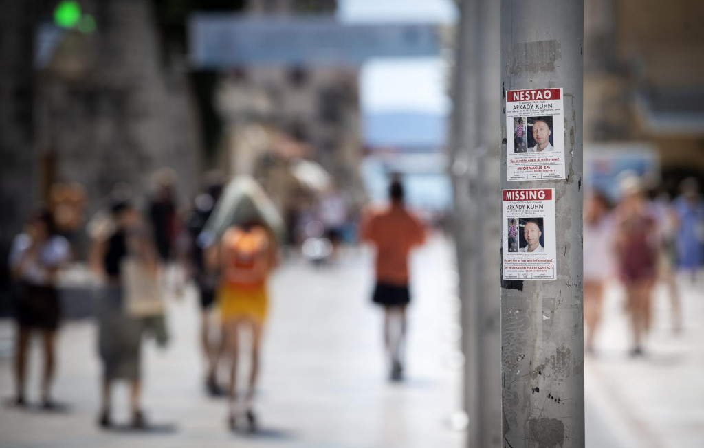 Split je i danas oblijepljen plakatima sa slikom nestalog Latvijca Arkady Kuhna i molbom za bilo kakvom informacijom