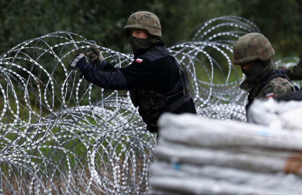 Poljski vojnici postavljaju žičanu ogradu na granici s Bjelorusijom