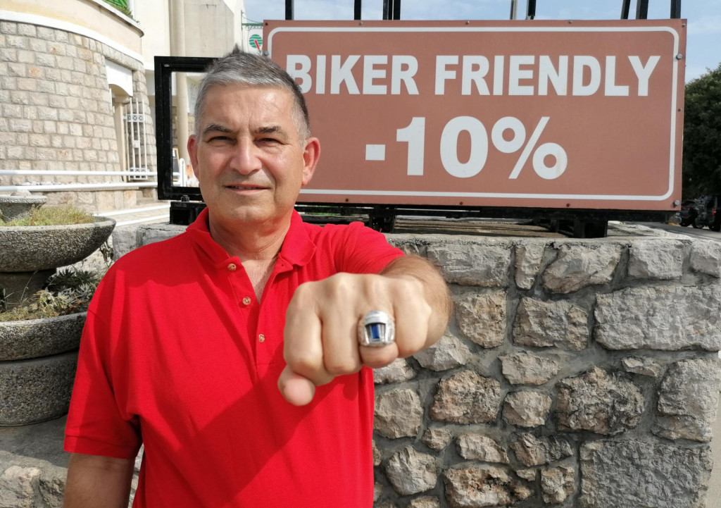 Zoran Katić u Starigradu Paklenici sa prstenom kojega je dobio od bajkera iz Švicarske