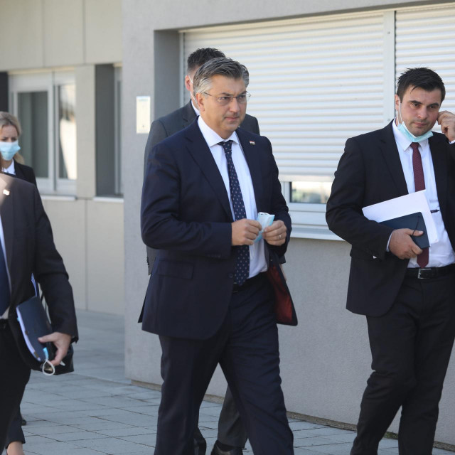 Premijer Andrej Plenković dolazi na sjednicu Stožera civilne zaštite RH za otklanjanje posljedica uzrokovani potresom&lt;br /&gt;
&lt;br /&gt;
 