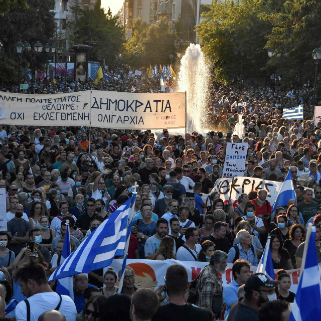 U&lt;strong&gt; &lt;/strong&gt;Ateni i Solunu je na tisuće ljudi prosvjedovalo protiv obveznog cijepljenja zdravstvenih djelatnika i drugih vladinih mjera