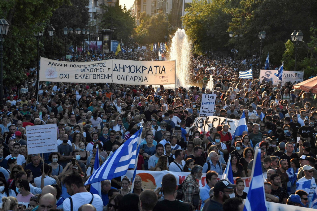 U&lt;strong&gt; &lt;/strong&gt;Ateni i Solunu je na tisuće ljudi prosvjedovalo protiv obveznog cijepljenja zdravstvenih djelatnika i drugih vladinih mjera