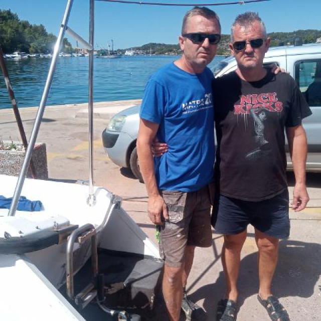 Denis Prižmić, sin stradalog ribara kod Vele Luke (crna majica) i Ivica Cetinić (plava majica), kum stradalog ribara