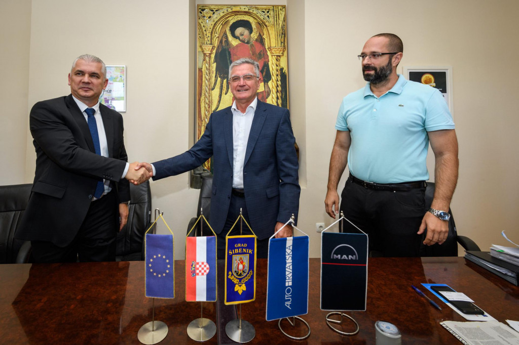 Gradonačelnik Šibenika Željko Burić i Mario Fabek direktor Auto Hrvatske PSC potpisali su ugovor o nabavi 11 novih niskopodnih autobusa u sklopu EU projekta Povećanje integrirane mobilnosti na području grada Šibenika.&lt;br /&gt;
 