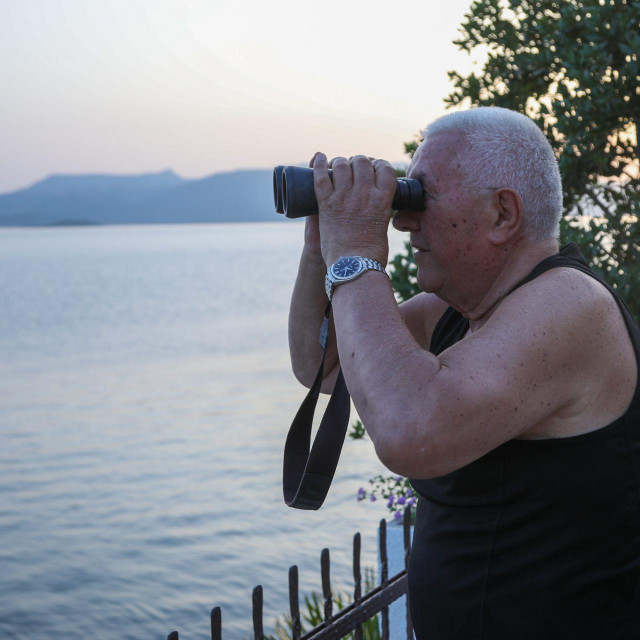 Luka Bebić sa svoje terase u Komarni svaki dan dalekozorom pratio je radove na Pelješkom mostu&lt;br /&gt;
 