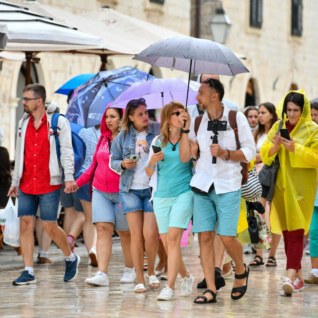 Dubrovnik, 290821.&lt;br /&gt;
Iznenadna kisa na Stradunu mnoge je ponukala na upotrebu improviziranih pokrivala za glavu.&lt;br /&gt;