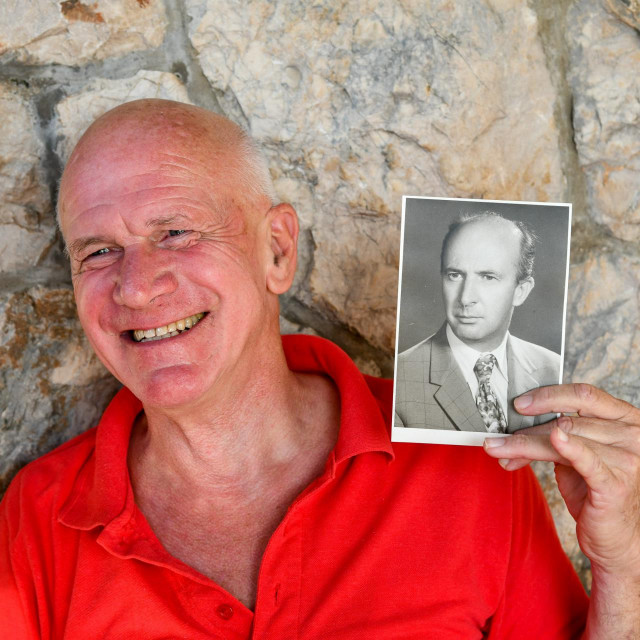 Zvonimir Rakigjija ponosno drži fotografiju oca, prim. dr. Antuna Rakigjije