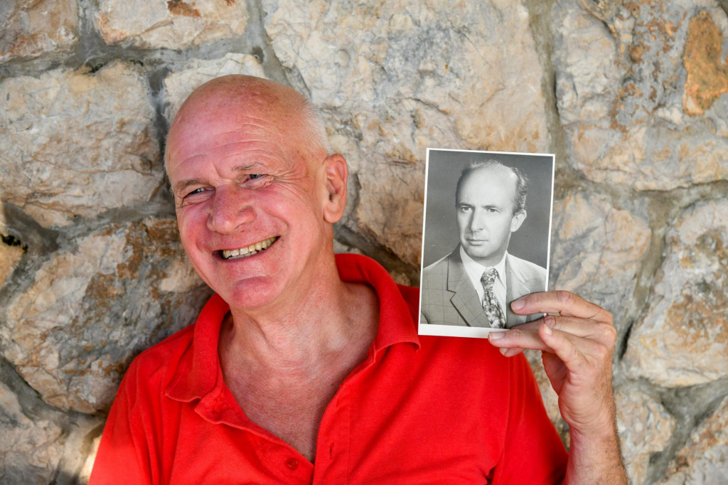Zvonimir Rakigjija ponosno drži fotografiju oca, prim. dr. Antuna Rakigjije