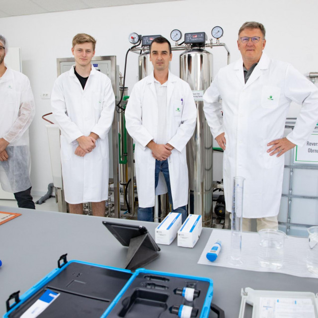 Keith Kirby sa sinom Cameronom i zaposlenicima u laboratoriju.