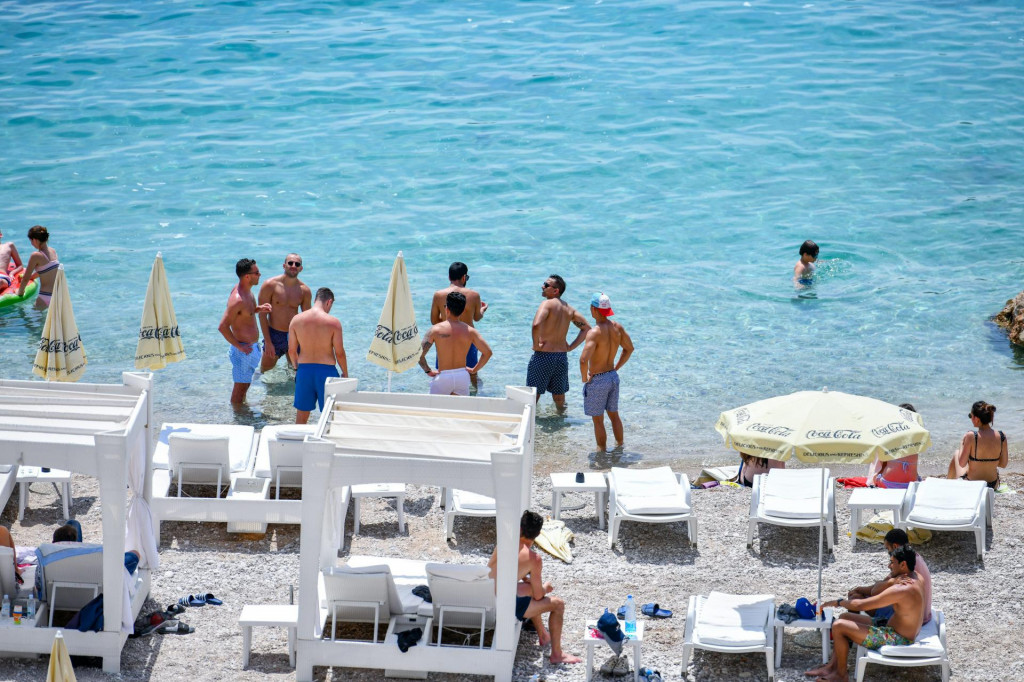 Kupači na plaži Banje