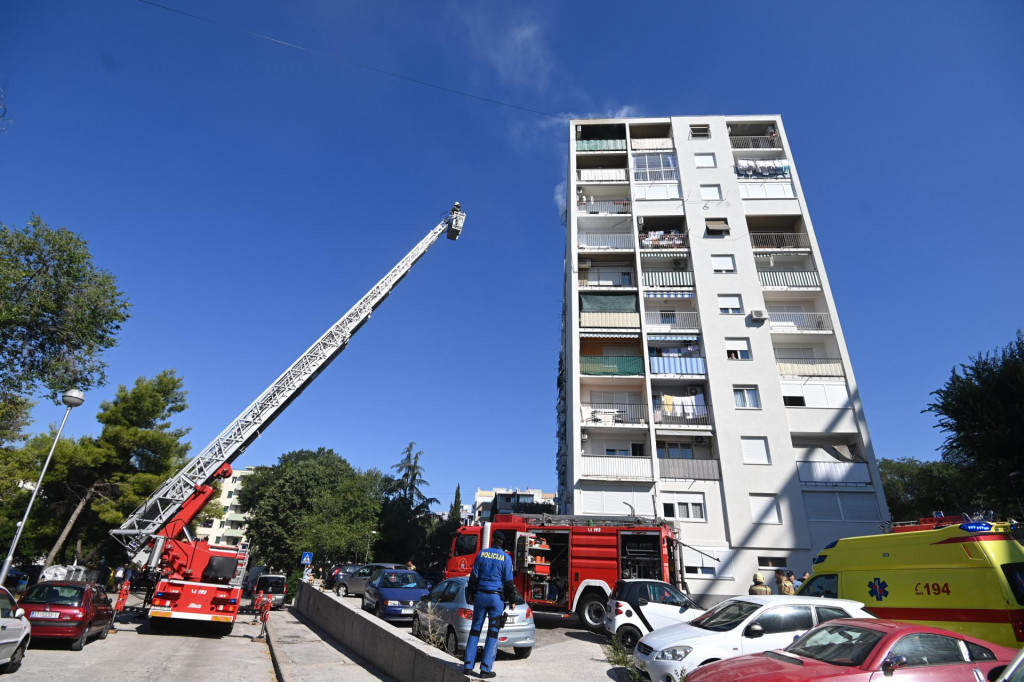 Požar na zadnjem katu zgrade u Požeškoj ulici brzom je intervencijom vatrogasaca ugasen