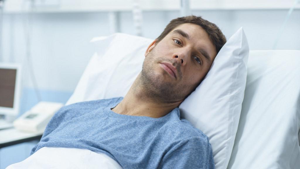 Все клетки больного мужчины имеют 47. Ill man. Мужчина лежит в больнице на кровати. Malade картинка. Человек с документами в больнице.