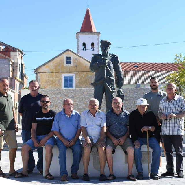 Neven Predovan, Ivanko Vukić, Luka Maraš, Gordan Predovan, Josip Perinić Matonjkov, Branko Maraš, Mladen Predovan, Marko Tkalčec i Nenad Maraš ispred spomenika pomorcu i iseljeniku u Vrsima