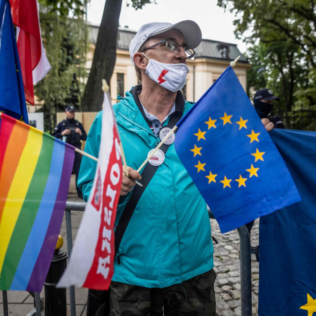 Europska komisija prijeti obustavom novčanih sredstava za pet poljskih regija koje su se proglasile &amp;#39;zonama slobodnim od LGBT-a&amp;#39;