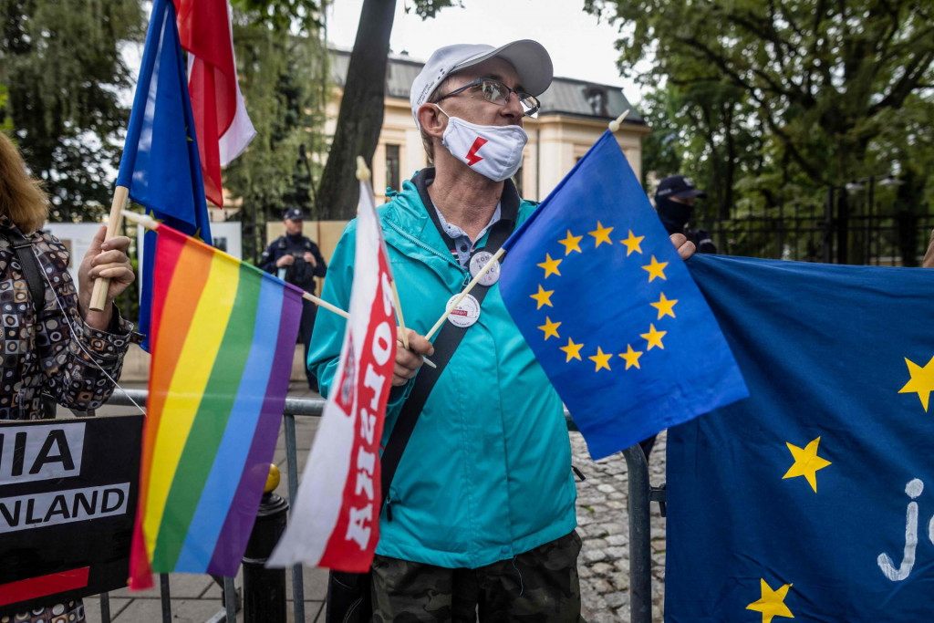 Europska komisija prijeti obustavom novčanih sredstava za pet poljskih regija koje su se proglasile &amp;#39;zonama slobodnim od LGBT-a&amp;#39;