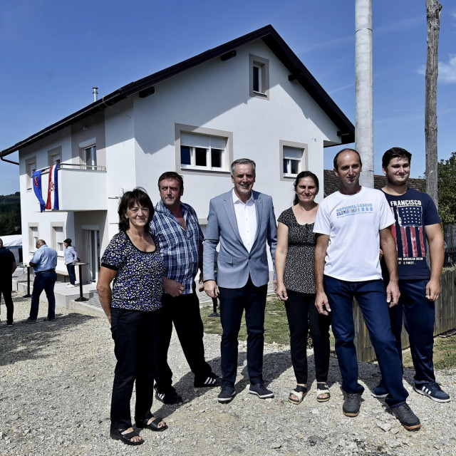 Obitelj Boltužić s Mijom Pašalićem ispred nove kuće