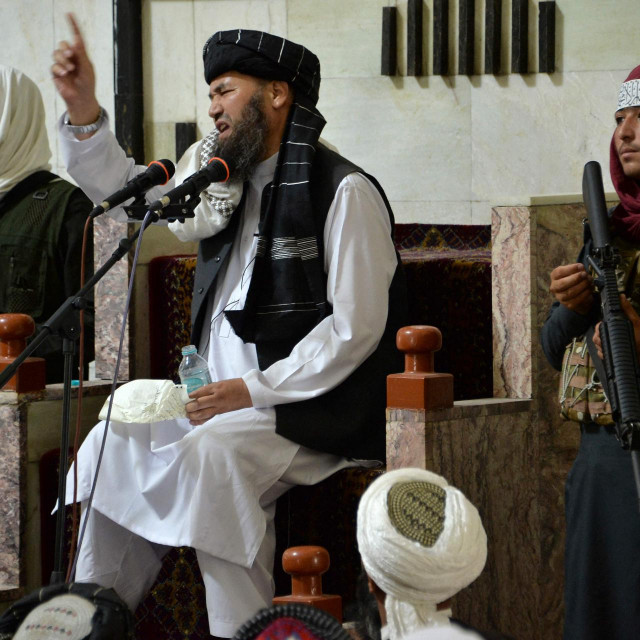 Naoružani talibanski borci stoje pored vjerskog vođe u džamiji u Kabulu