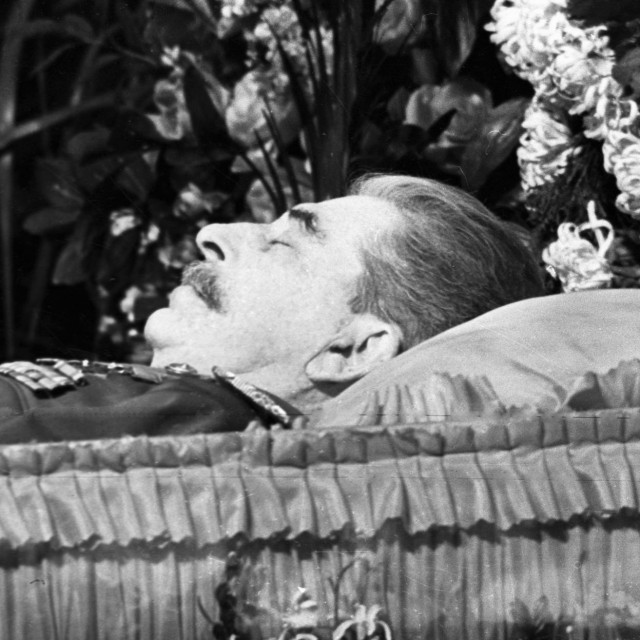Mumificirani Staljin izgledao je kao da spava. Iz mauzoleja je premješten 1961. i sahranjen dva metra pod zemljom&lt;br /&gt;
&lt;br /&gt;
 
