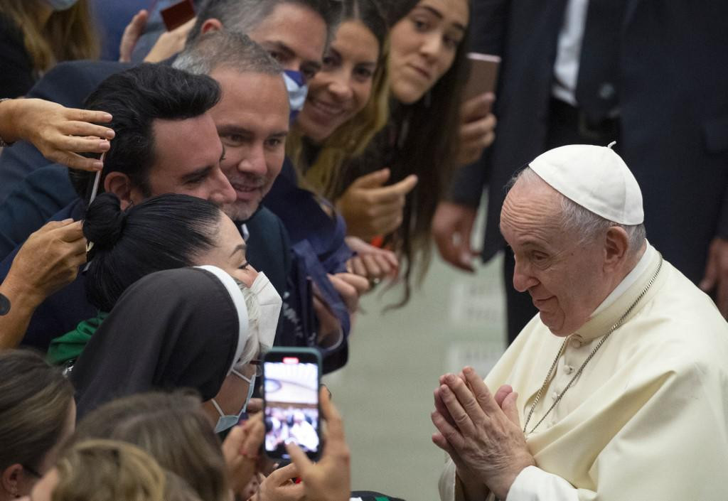 Pope Francis (R) greets visitors after his weekly general audience in the Paul VI hall at the Vatican on September 8, 2021 (Photo by Tiziana FABI/AFP)