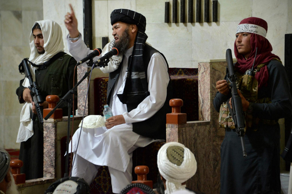 Naoružani talibanski borci stoje pored vjerskog vođe u džamiji u Kabulu