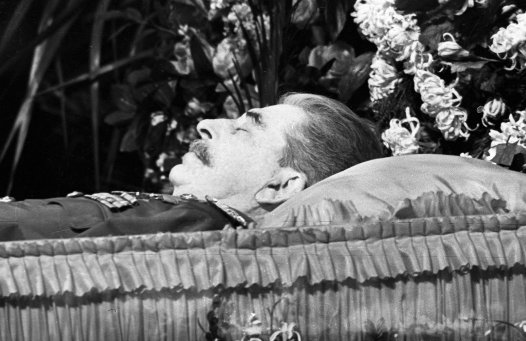 Mumificirani Staljin izgledao je kao da spava. Iz mauzoleja je premješten 1961. i sahranjen dva metra pod zemljom&lt;br /&gt;
&lt;br /&gt;
 