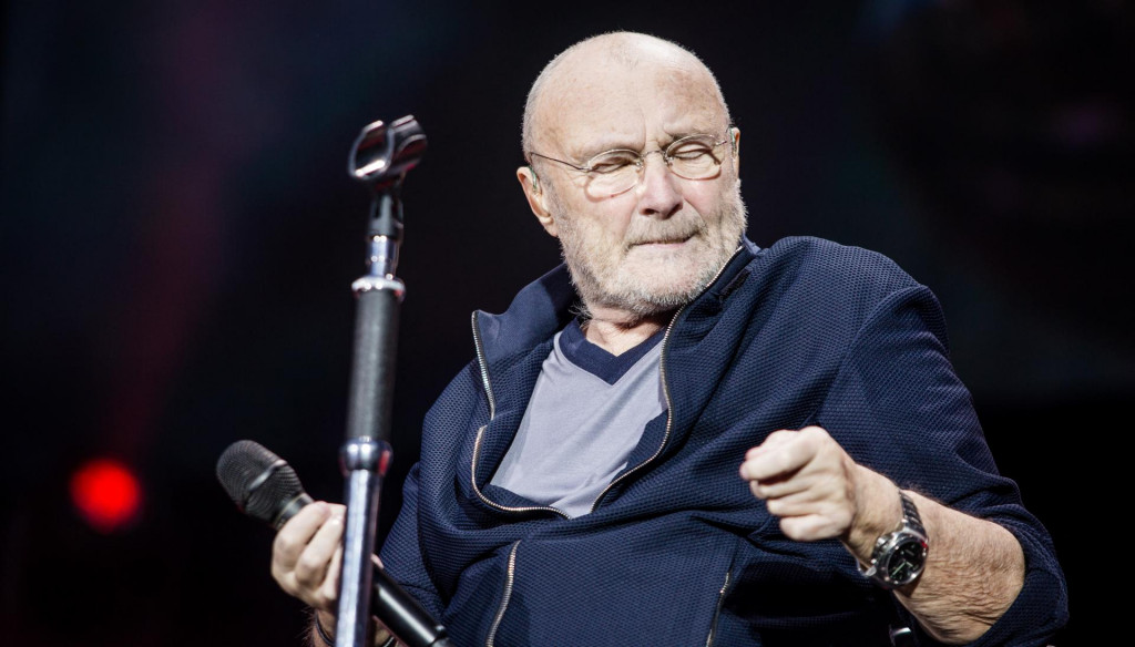 Pjevač Phil Collins snimljen 2019. na koncertu u  Stuttgartu