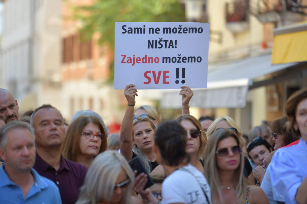 Na Narodnom trgu u Zadru odrzan je prosvjed pod imenom Krik za slobodu u organizaciji inicijative Slobodni ljudi Zadar.&lt;br /&gt;
 