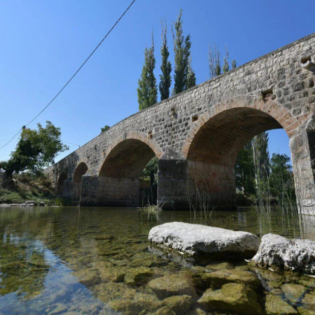 Znameniti Donji most preko Zrmanje iz 1885. godine, prepoznatljiva razglednica Žegara i Bukovice koja ima status spomenika kulture