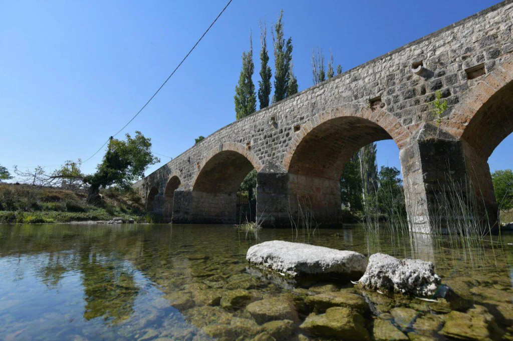 Znameniti Donji most preko Zrmanje iz 1885. godine, prepoznatljiva razglednica Žegara i Bukovice koja ima status spomenika kulture