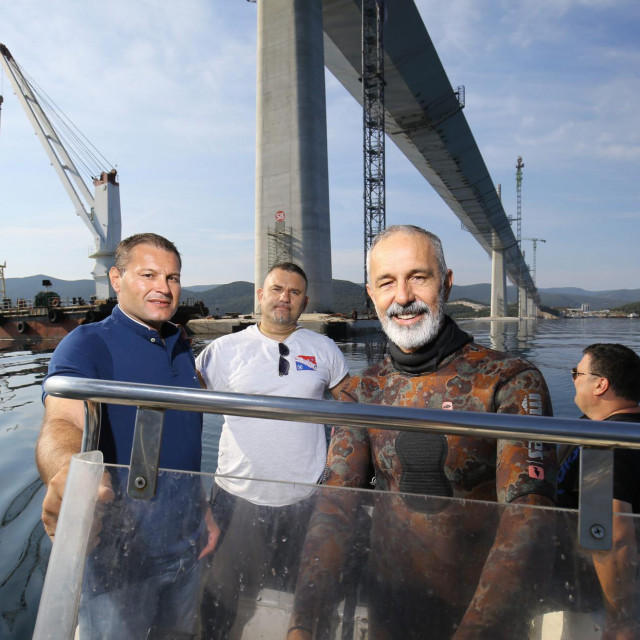 Ronioci splitske tvrtke Stijeg ispod mosta: Nikša Kaleb, Boran Martić i Luka Vekić na brodu s našim reporterom&lt;br /&gt;
 