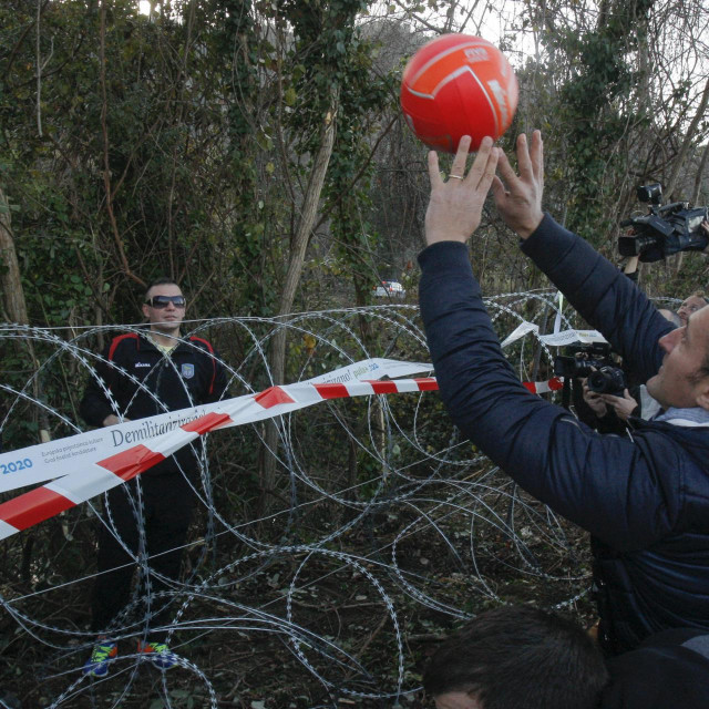 Tijekom migrantske krize 2015. i 2016. godine Slovenija je podigla 200 kilometara bodljikave žice, što je naišlo na proteste s hrvatske strane