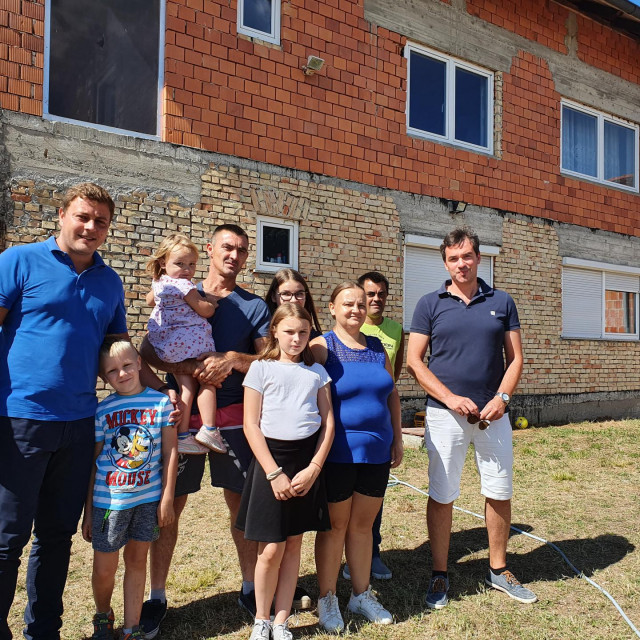 Načelnik Marko Grubelić i obitelj Skrbin ispred nove kuće