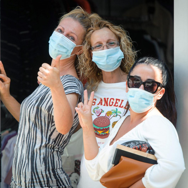 Split, 140820.&lt;br /&gt;
U zadnja 24 sata u Hrvatskoj je potvrdjeno 208 novih slucajeva zaraze koronavirusom sto je najveci broj zarazenih u jednom danu od pocetka pandemije.&lt;br /&gt;
Na fotografiji: ljudi s maskama na splitskim ulicama&lt;br /&gt;