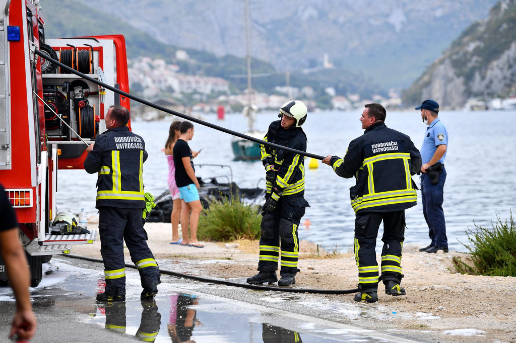 Dubrovnik, 050821.&lt;br /&gt;
Na Mirinovu se danas zapalilo pet glisera i dva automobila. Vatra je krenula tako sto je planuo agregat s benzinom, iskrenjem, pri pretakanju goriva.&lt;br /&gt;