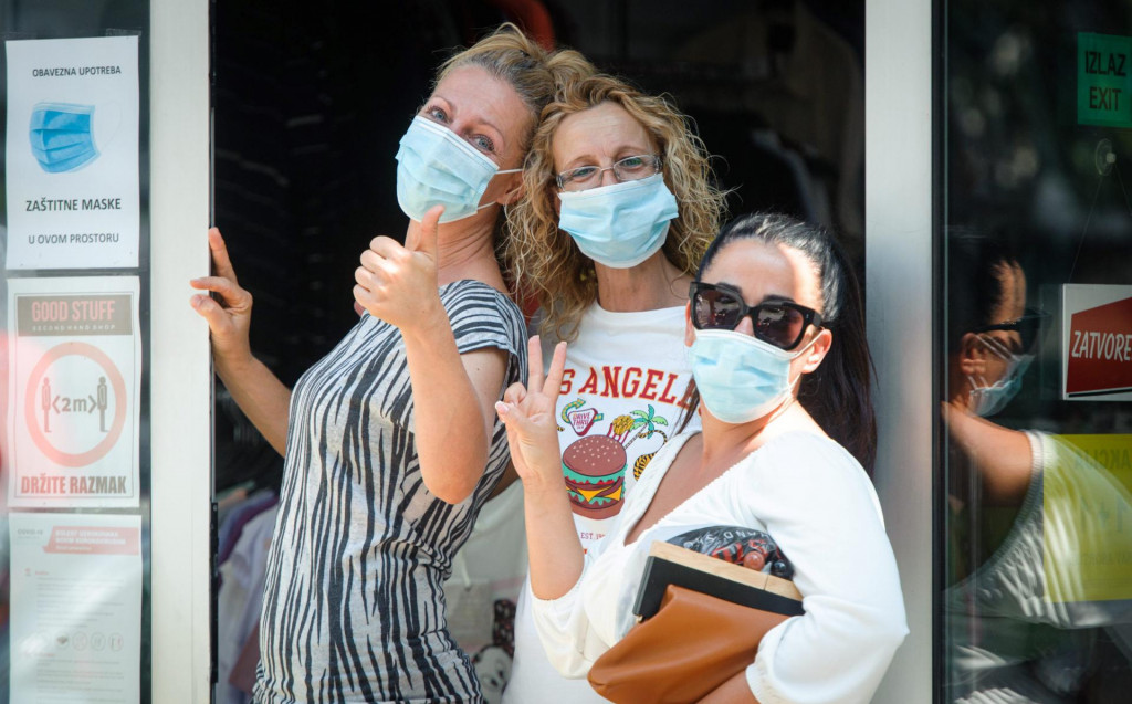 Split, 140820.&lt;br /&gt;
U zadnja 24 sata u Hrvatskoj je potvrdjeno 208 novih slucajeva zaraze koronavirusom sto je najveci broj zarazenih u jednom danu od pocetka pandemije.&lt;br /&gt;
Na fotografiji: ljudi s maskama na splitskim ulicama&lt;br /&gt;
