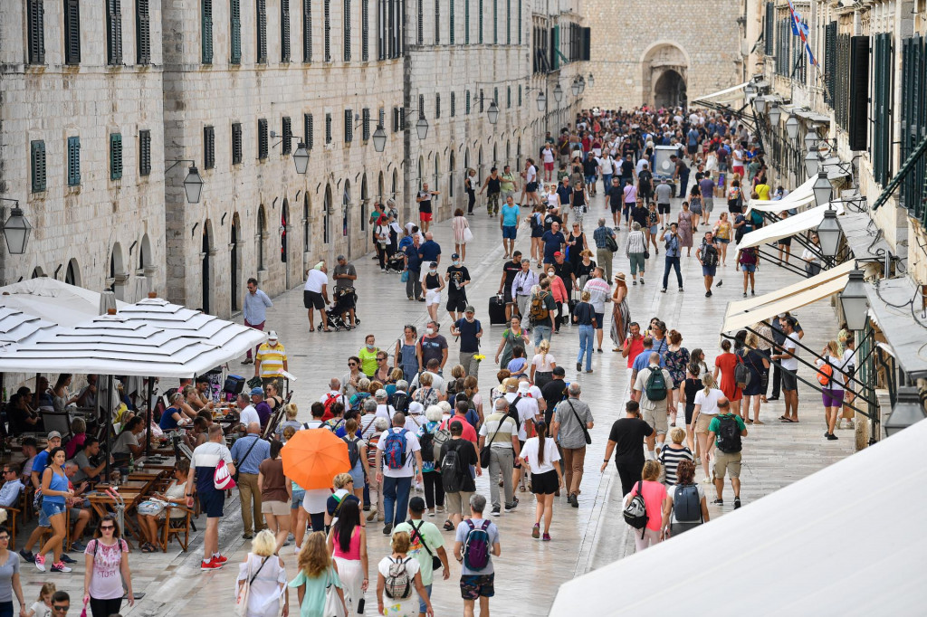 Dubrovnik, 170921. Unatoc porastu oboljelih od korone i priblizavanju kraja turisticke sezone, dubrovacke ulice su jos pune turista.
