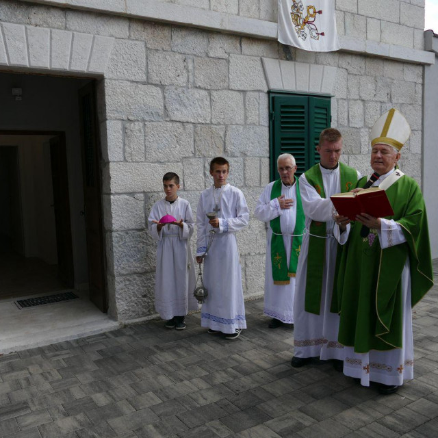 Nadbiskup Marin Barišić blagoslovio je obnovljenu župnu kuću u Srinjinama