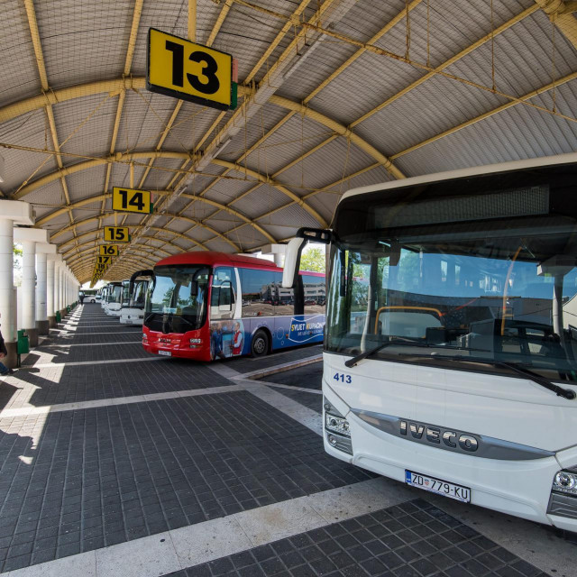 Zadar, 270420&lt;br /&gt;
Danas je u sklopu popustanja mjera borbe protiv koronavirusa opet uspostavljen gradski i prigradski autobusni prijevoz.&lt;br /&gt;