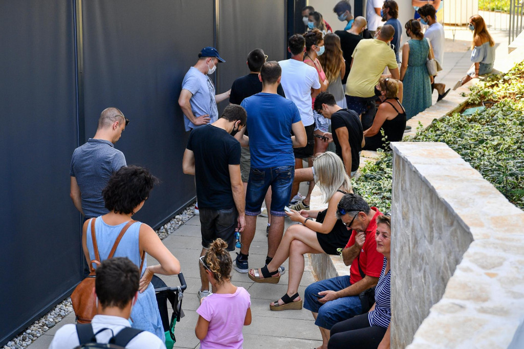 Dubrovnik, 2901721.&lt;br /&gt;
U studentskom domu danas je odrzano 30. po redu masovno cijepljenje, a mogli su pristupiti i stranci na odmoru u Dubrovniku.&lt;br /&gt;